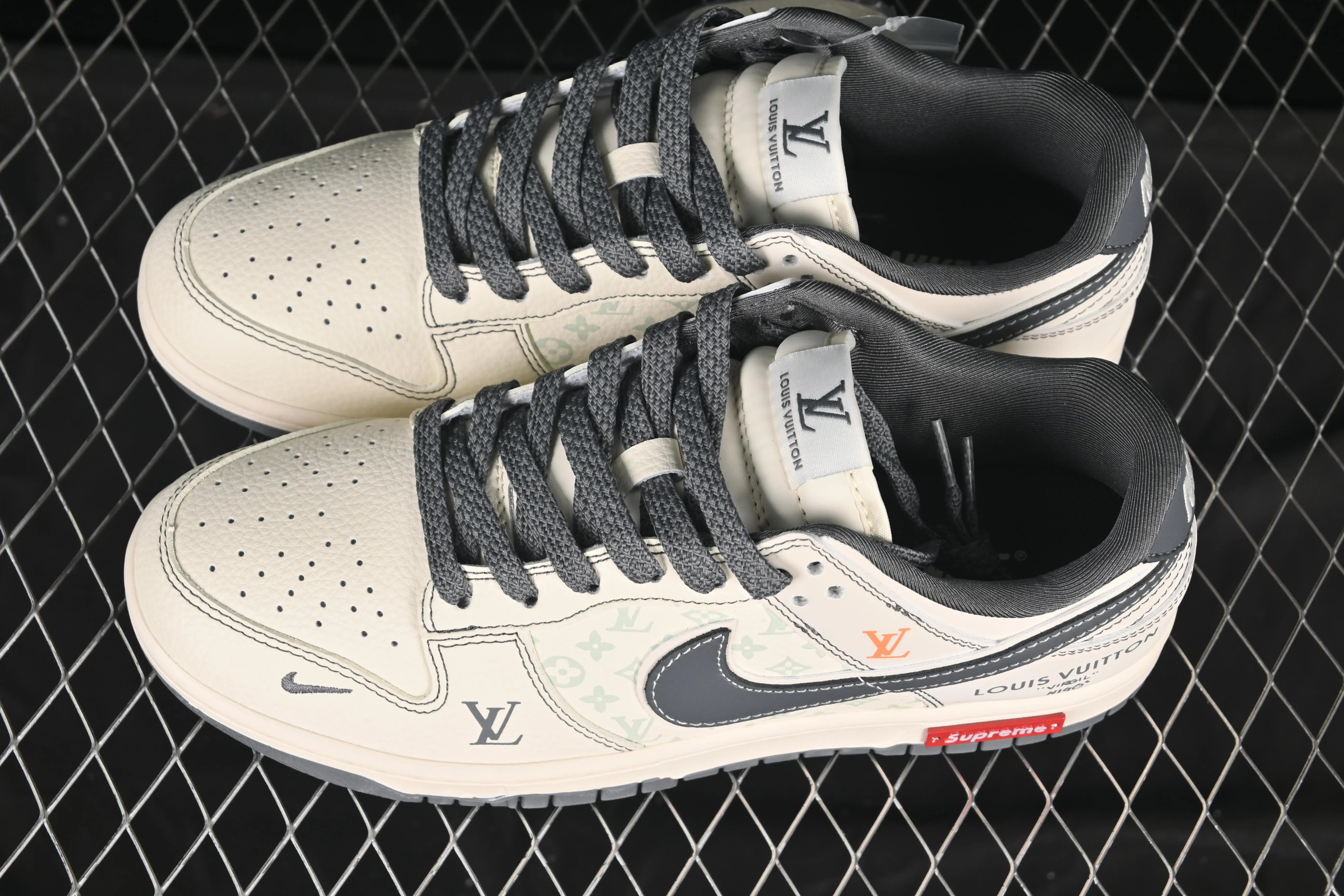 All categories Nk SB Dunk Series Nk SB Dunk Low High-end customized low-top sneakers Nike SB Dunk Low Double hook three-party joint anniversary high-end customized low-top casual sneakers YX5066-363
